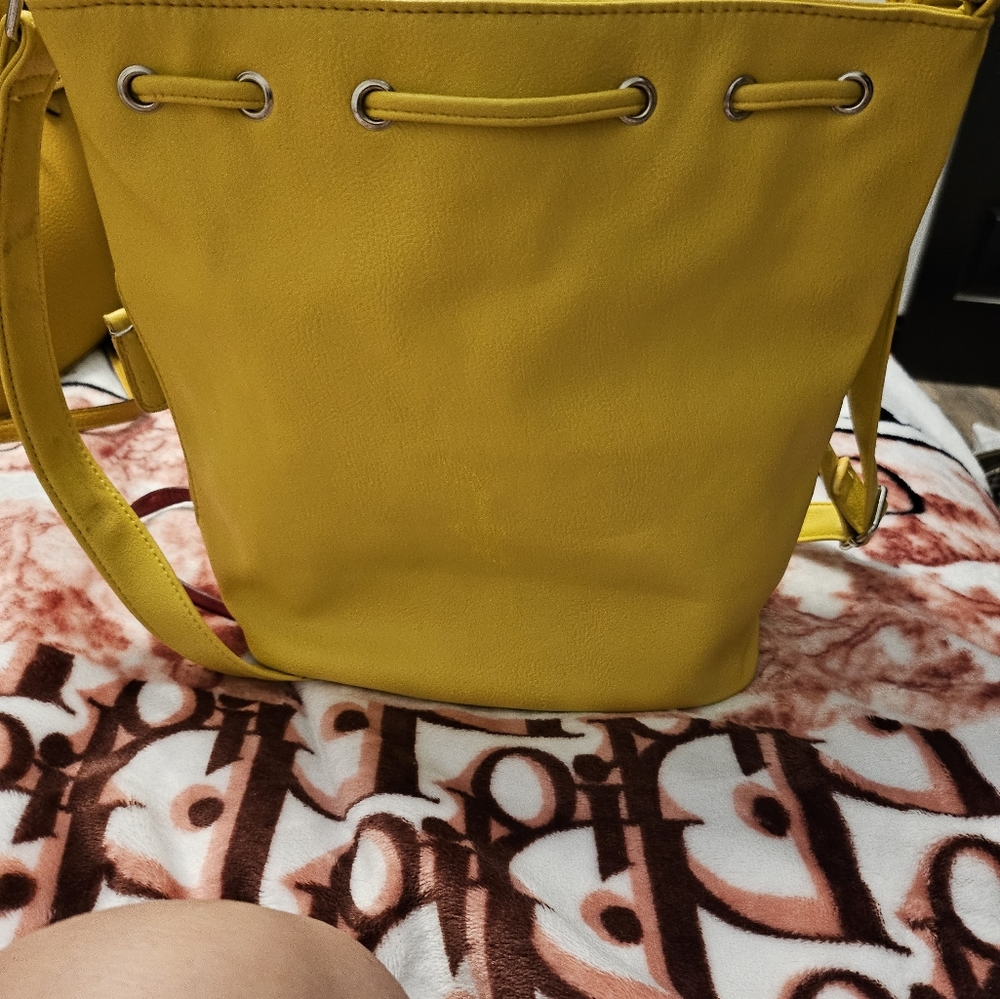 Fun Yellow Handbag - Picture 5 of 8